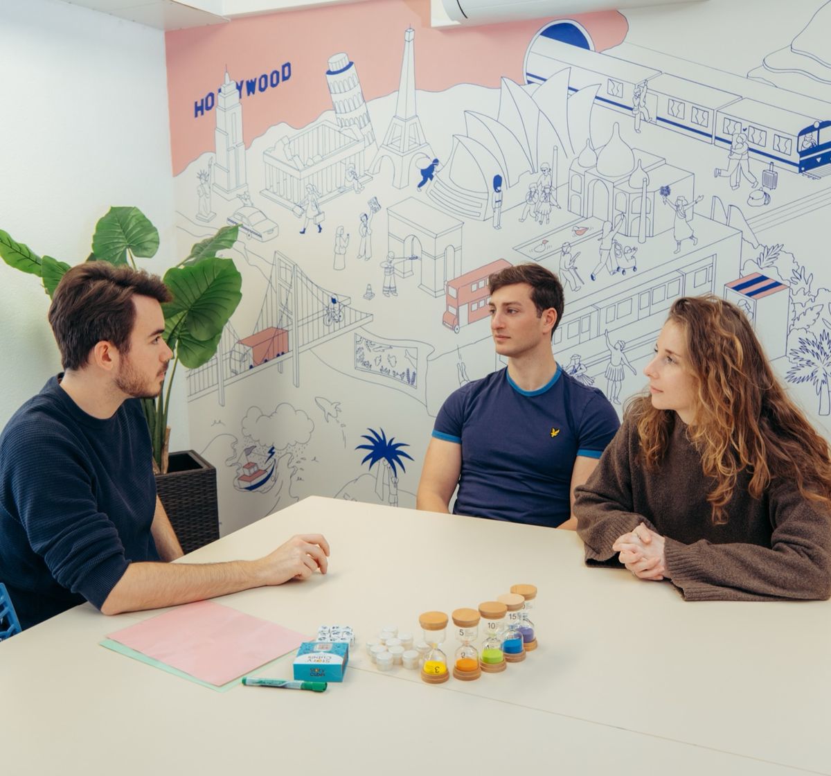 Un atelier de discussion autour d'une table, dans une salle de l'école